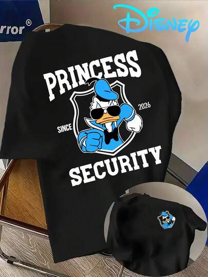  Esta es una camiseta para hombre de Disney. Presenta una colaboración de Disney con la imagen de Donald Duck usando gafas de moda y viéndose genial y elegante. Es una camiseta casual de manga corta para hombre con las palabras impresas "PRINSS SECURITY" y "SIN 2026".