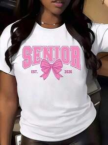 2026 New Arrival1 pieza Camiseta gráfica para mujer con lazo rosa "Senior 2026" Ropa de graduación Clase de 2026 Camiseta "Año de Graduación 2026" Diseño lindo para estudiantes de último año de secundaria Material cómodo de mezcla de algodón 180g 100% algodón suaveSoft Fabric Breathable Fashion 100% Cotton Daily Wear Women T-shirt Graphic Print - Blanco - Ver 6
