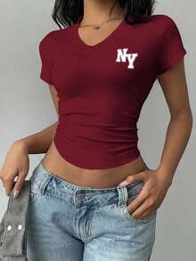 Camiseta de cuello en V con pliegues y estampado del logo de Nueva York NY, estilo minimalista y casual, adecuada para el verano, la vuelta al colegio, el estilo universitario y el estilo "Old Money" para la fiesta de bienvenida - Burdeos - Ver 5