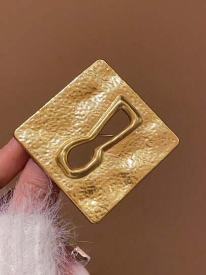 1pc Square Metal Hollow Key Shaped Brooch, Elegant And Fashionable Versatile Accessory, Suitable For Women's Daily Wear And Party/Birthday Gifts