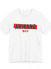 Camiseta de merchandising del nuevo álbum del concierto OT7 de Bangtan Army, con la frase "ARIRANG Spell Out Red Tape" en la manga corta, para fans de K-pop. - Negro - Ver 1