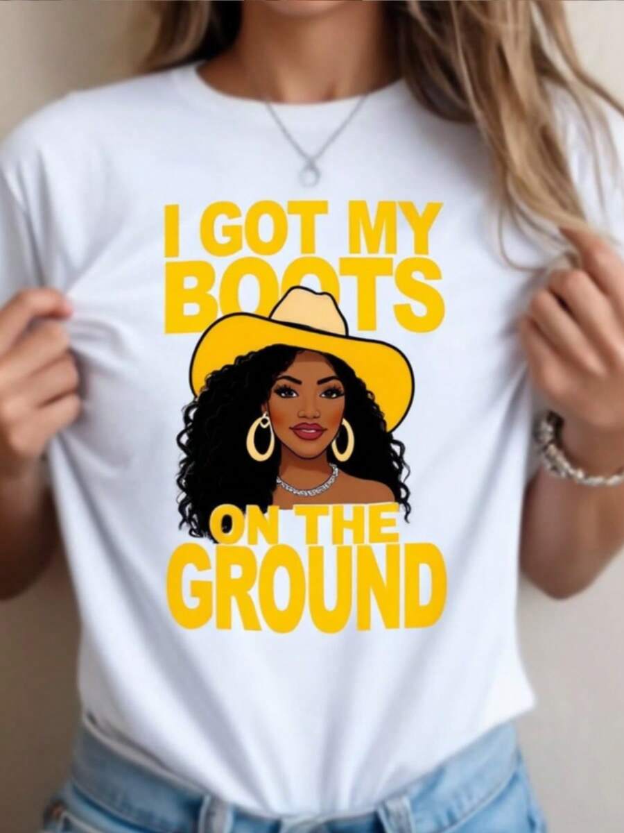 Camiseta Casual de Mujer Blanca de Corte Relajado con Gráfico de Botas "I Got My Boots On The Ground" - Manga Corta, Cuello Redondo, Blusa Básica para Uso Diario, Lavable a Máquina - Blanco - Ver 1