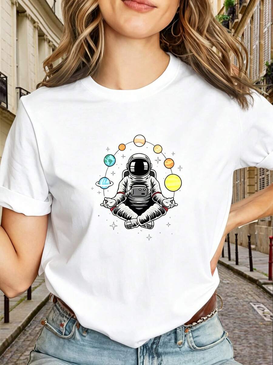Limited Time Offer, Limited Quantities, Flash ! Women's Casual Shirts, Women's Polyester T-Shirts, Stylish Shirts. This Women's T-Shirt Features An Oversized Geometric Print And A Design Of An Astronaut Meditating In The Galaxy. It Has Short Sleeves, A Relaxed Fit, And Is Available In Black And Gold. This Is A Casual Summer T-Shirt, Made From Slightly Stretchy, Machine-Washable (Wrinkle-Resistant) Fabric, Ideal For Everyday Wear. - 白色 - 查看 1