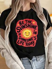 Camisetas para Mujeres y Hombres con Cuello Redondo y Mangas Cortas. Camiseta con Frase Motivacional "Sé el Sol en la Vida de Alguien Hoy". Camiseta Gráfica con Diseño de Sol y Vibraciones Positivas para Mujeres y Hombres. Ropa Casual con Estampados Divertidos, Adecuada para Fiestas de Navidad, Actividades Deportivas, Fiestas de Vacaciones, Salidas, Deportes y Otros Regalos Festivos. - Negro - Ver 4