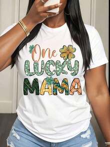Camiseta "One Lucky Mama" para el Día de San Patricio con Patrón de Trébol y Texto para Festivales de Primavera y Uso Casual - Blanco - Ver 1