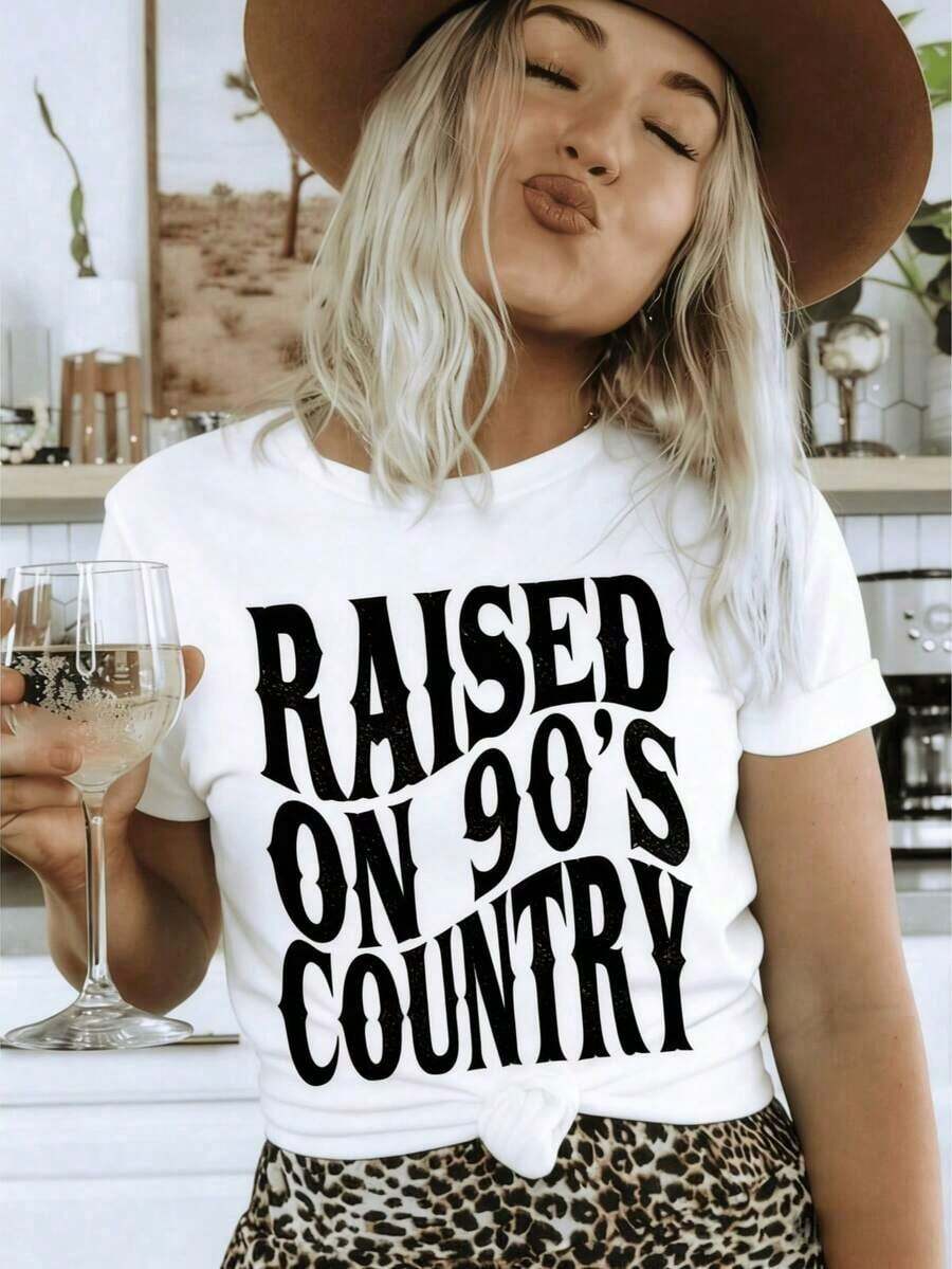 Camiseta Gráfica de Manga Corta Oversize para Mujer con Estampado Retro Desgastado 'Raised On 90's Country', Camiseta Casual de Nostalgia Musical Country para Mujer, Camiseta 'Raised On 90s Country', Camiseta Vintage de los 90s Country, Camiseta Western, Camiseta para Amantes de la Música Country, Top Casual de Manga Corta con Cuello Redondo, Lavable a Máquina para Uso Casual de Otoño, Camiseta de Corte Relajado, Camisetas Oversize Unisex, Camiseta Gráfica Unisex, Ropa Casual. - Blanco - Ver 1