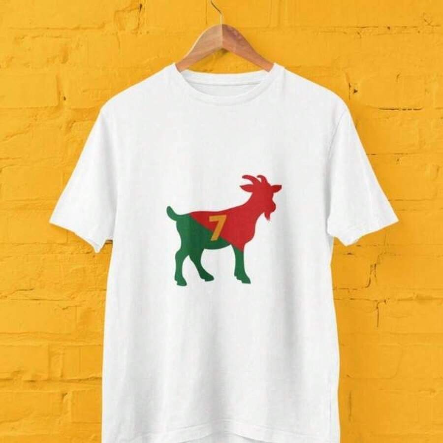 Camiseta del GOAT Ronaldo en los colores de Portugal. Camiseta de fútbol número 7, regalo para fanáticos del fútbol de Portugal. - Negro - Ver 1