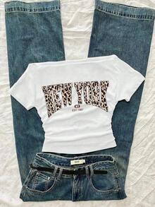 Camiseta blanca de manga corta, ajustada, con hombros descubiertos y fruncido en la cintura, estilo casual, adecuada para el verano, con estampado de leopardo y cereza - Blanco - Ver 4