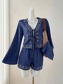 Set de 2 piezas: Top de manga larga con cuello en V bordado y detalle de torsión en color albaricoque claro, y shorts con bolsillos en diagonal - Azul marino - Ver 9