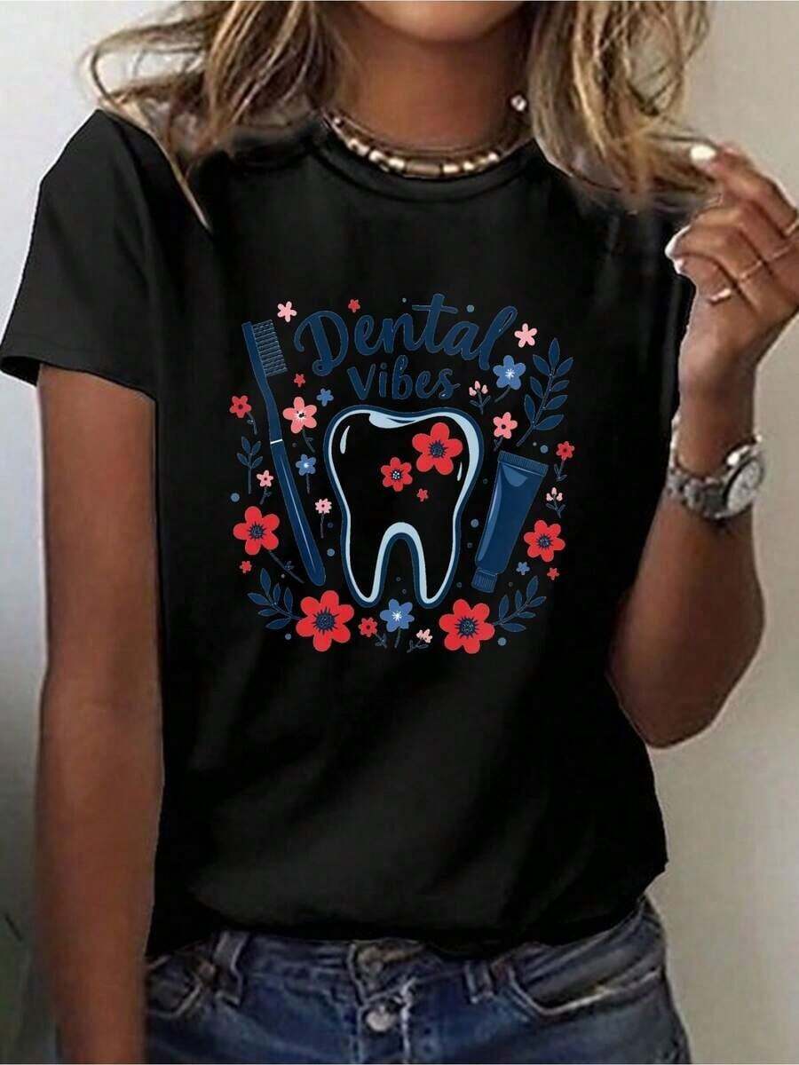 Camiseta TrendyWomen con Estampado Floral y Geométrico "Dental Vibes", Manga Corta, Cuello Redondo, Estilo Casual, Tejido Transpirable de Elasticidad Media, Lavable a Máquina, Corte Regular, Ideal para Verano y Primavera, Regalo para Odontólogos, Camiseta con Diseño Divertido, Ajuste Cómodo, Uso Diario. - Negro - Ver 1