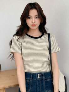 Camiseta casual de mujer de manga corta con cuello redondo, estampado de rayas, para salir - Blanco y Negro - Ver 3