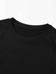 Camiseta de manga corta con estampado vintage de edición limitada para mujer, con un diseño nostálgico inspirado en el salón deé de la señora Nesbitt, un artículo de moda para mujeres de 18 a 45 años. Fabricada con% algodón, la tela suave, transpirable y absorbe la humedad. Corte fiel a la talla con un estilo casual y deportivo. Adecuada para ropa de vacaciones bohemia estilo campestre francés, ofreciendo un estilo urbano minimalista y de lujo ligero. Disponible en opciones de cuello redondo y corte ajustado o holgado. Versátil para diversas ocasiones, incluyendo el hogar, actividades al aire libre, reuniones sociales y cenas. Adecuada para todas las estaciones, desde la primavera hasta el otoño. Una blusa de transición perfecta para la oficina y las cenas. Opción de regalo. Algodón ligero. - Negro - Ver 6