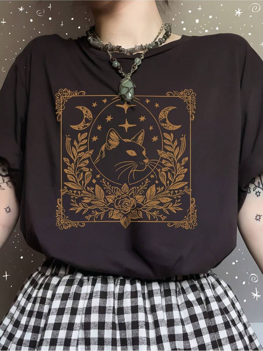 Tierra de gatos místicos T-shirt única diseño y2k en color negro con estampado dorado de luna y flores ideal para crear un estilo bohemio moderno perfecta para tus outfit diarios y destacar en tus eventos sociales llama la atención y muestra tu amor por la naturaleza - Negro - Ver 1