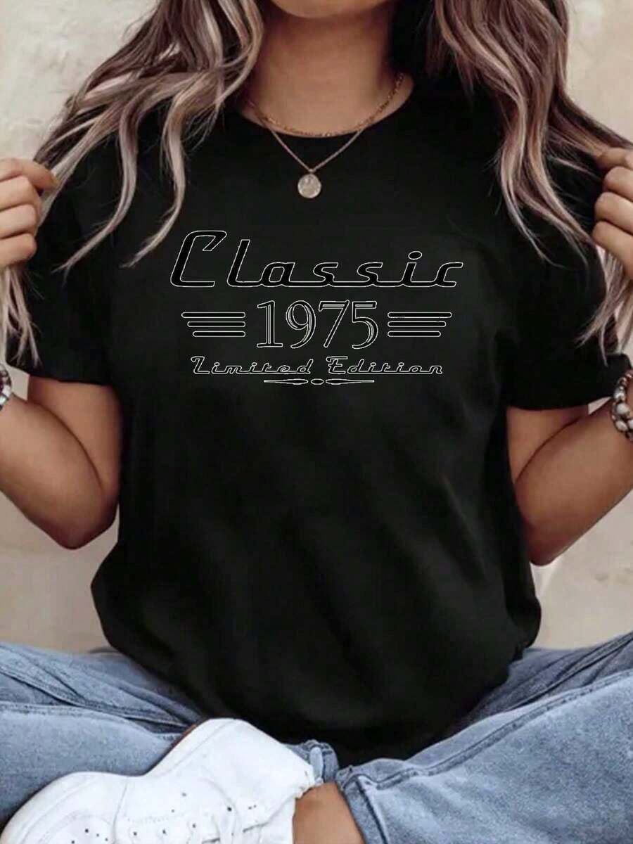 Soft, Breathable, And Lightweight For All-Day Comfort. Women's Short-Sleeve T-Shirt With A Limited-Edition Classic 1975 Print, Casual Loose Fit For Everyday Wear. Comfortable Fabric, Perfect As A Gift. 220g. Classic Crew Neck With A Relaxed Fit That Flatters All Body Types And Is Easy To Pair With Jeans, Shorts, And Leggings. - 黑色 - 查看 1