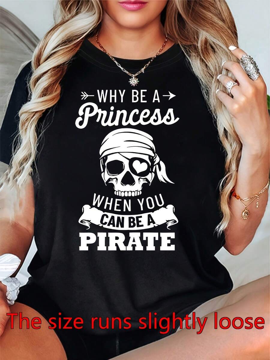Camiseta de Mujer con Diseño de Calavera Pirata y Huesos Cruzados |   El eslogan "¿Por qué ser princesa y no pirata?", diseño de reina pirata en blanco y negro, con estampados de calaveras y sombreros tricornio, camiseta casual de manga corta y cuello redondo. Camiseta cómoda y versátil de manga corta. - Negro - Ver 1