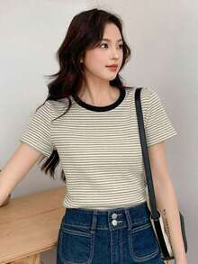 Camiseta casual de mujer de manga corta con cuello redondo, estampado de rayas, para salir - Blanco y Negro - Ver 4