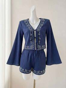 Set de 2 piezas: Top de manga larga con cuello en V bordado y detalle de torsión en color albaricoque claro, y shorts con bolsillos en diagonal - Azul marino - Ver 4