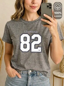 Playera para Dama 100% algodón de excelente calidad, esta playera garantiza una suavidad excepcional al tacto, cuello redondo con estampado "Courage 82 Modern Varsity" manga corta - Gris Claro - Ver 2