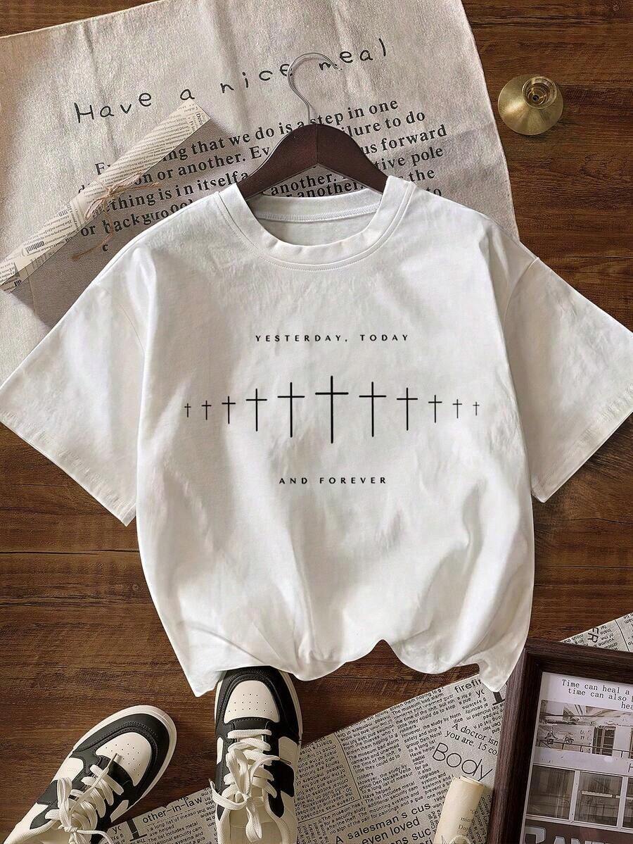 Camiseta Casual de Corte Holgado para Mujer con Gráfico de Cruz "Ayer, Hoy y Siempre", Transpirable y Cómoda, Manga Corta, Cuello Redondo, Estampado Minimalista Cristiano, Algodón Suave, Perfecta para Uso Diario y Estilo Urbano Religioso - Blanco - Ver 1