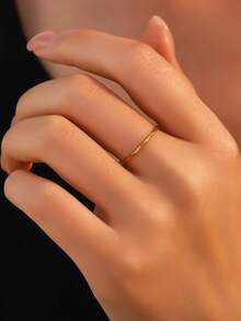 1 chiếc nhẫn thép không gỉ mạ vàng 14K tối giản, thiết kế mỏng với họa tiết kim cương cắt giác, phù hợp cho phụ nữ và bé gái đeo hàng ngày hoặc đeo cùng các nhẫn khác. - S - Xem 3