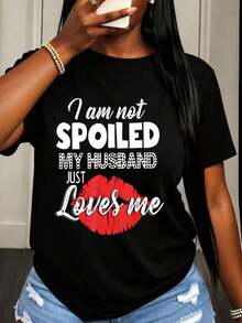 Camiseta Casual para Mujer con Estampado de Labios: "No Estoy Mimada, Mi Esposo Simplemente Me Quiena", para Uso Diario y Conjuntos Románticos - Negro - Ver 6