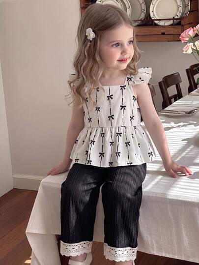 Bộ đồ mùa hè 2 món cho bé gái: Áo không tay in nơ và quần ống đứng chất liệu chiffon viền bèo nhún, kiểu dáng vintage.