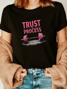 Camiseta blanca de mujer con el texto rosa TRUST PROCESS y un diseño de barra de pesas. |   Camiseta casual de verano transpirable, perfecta para entusiastas de y creadores de , corte regular, cuello redondo, mangas cortas - Camiseta unisex de algodón holgada de estilo vintage urbano con cuello redondo y manga corta. - Negro - Ver 7