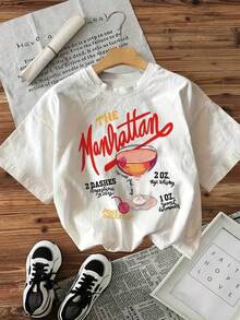 Camiseta de manga corta de estilo casual con cuello redondo, estampada con un diseño de cereza de cóctel dibujada a mano THE Manhattan 2 DASHES Angostura Bitters. - Negro - Ver 1
