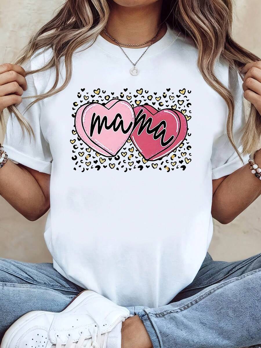 Camiseta con estampado de corazón "mama" dulce y genial (corazón rosa + fuente cursiva negra + fondo de corazón con estampado de leopardo), regalo para el Día de San Valentín, ropa casual de primavera/verano, regalo para mamá, camiseta blanca de manga corta con cuello redondo estampada, lavable a máquina, estilo casual, ajuste cómodo, diseño moderno, versátil para uso diario, tela suave, estilo a la moda, ropa de uso cotidiano. - Blanco - Ver 1