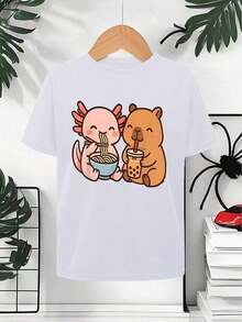 Camiseta Infantil de Corte Holgado con Estampado Divertido de Capibara, Ajolote, Anime, Té de Burbujas y Ramen, Ropa de Moda para Niños, Top Fresco de Manga Corta, Estilo Veraniego, para Vacaciones y Salidas, Transpirable, Ropa para Clima Cálido |   Diseño exquisito |   Suelto y cómodo |   Fácil de combinar | - Blanco - Ver 1