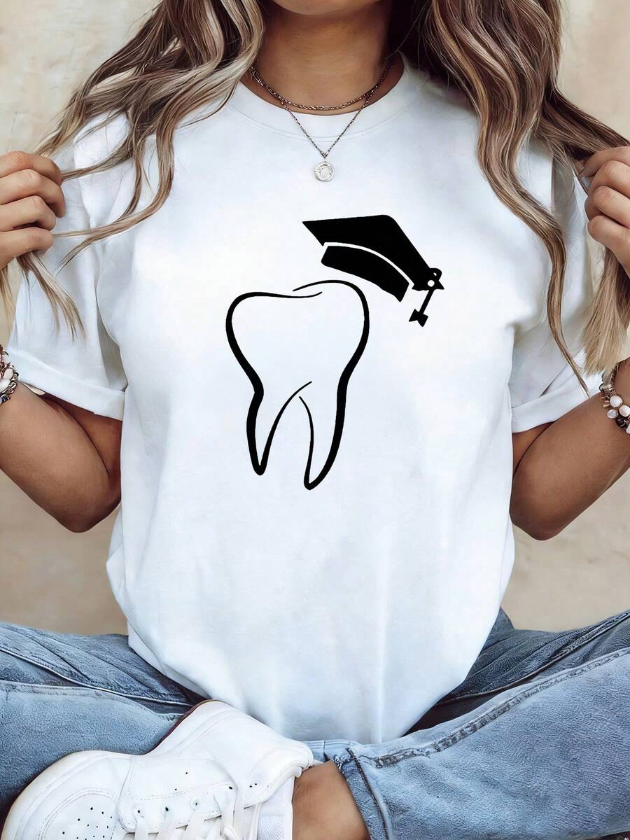 Camiseta de algodón puro para la temporada de graduación dental, estampada con contornos de dientes y diseño de birrete de graduación, adecuada para mujeres en primavera y verano. Ideal para ceremonias de graduación dental, el trabajo diario de los dentistas, el transporte diario de los estudiantes de odontología y como ropa de manga corta para eventos académicos/industriales relacionados con la odontología. Adecuada para el transporte diario. - Blanco - Ver 1