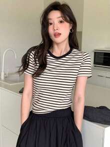 Camiseta casual de mujer de manga corta con cuello redondo, estampado de rayas, para salir - Negro - Ver 4