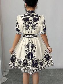 Conjunto de vestido corto de manga corta con cintura ceñida y estampado floral azul y blanco, elegante y romántico para vacaciones, primavera/verano - Multicolor - Ver 2