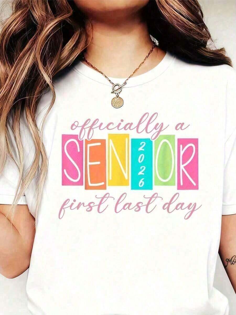 Perfecta para el look diario. Camiseta de cuello redondo para mujer, camiseta de graduación - oficialmente con estampado de dibujos animados de graduación, camiseta informal negra de manga corta con letras coloridas, cuello redondo, perfecta para atuendos casuales y regalos de graduación, decoraciones para fiestas de graduación. Camiseta informal de cuello redondo para mujer, camiseta para fiesta de Pascua. Camiseta de manga corta con estampado de mamá para el Día de la Madre, camiseta de manga corta de fútbol para mujer, camiseta básica de uso diario para mujer, adecuada para salidas informales, viajes, playa, escuela, trabajo desde casa y actividades de fin de semana, cómoda y elegante para cualquier ocasión. - Blanco - Ver 1