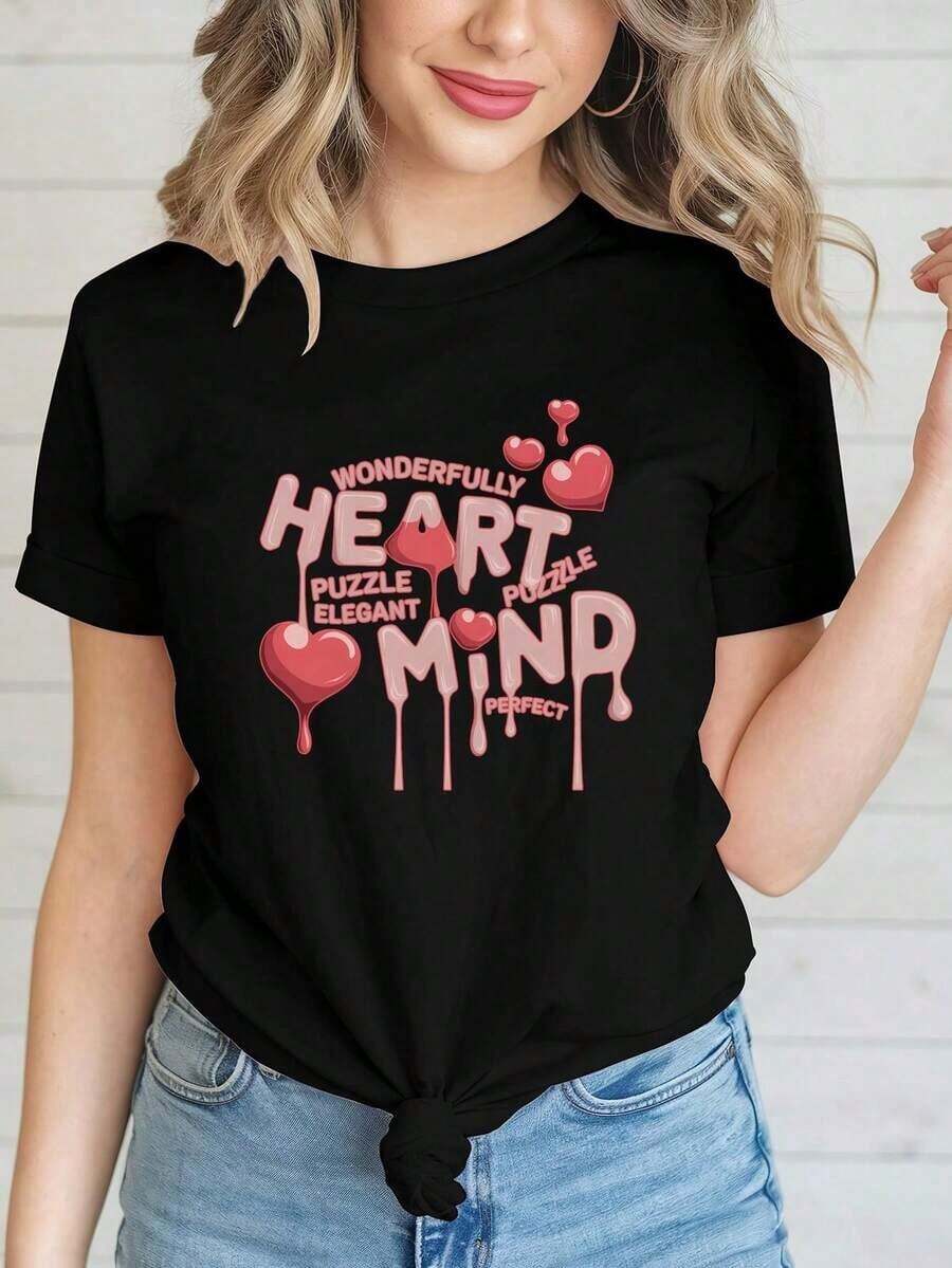 ComfortableCamiseta estampada para mujer | Camiseta casual de manga corta y cuello redondo en rojo brillante, con un exquisito estampado de letras elegantes en forma de corazón, ligera y perfecta para viajes de verano. YNRLFashion Camiseta de Manga Corta para Mujer, Estilo Básico para Uso Interior y Exterior - Negro - Ver 1