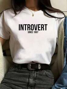 Oferta Especial Relámpago! Camiseta Casual de Manga Corta para Mujer, Estampada con "Introvertida Desde 50.72 Metros" - 100% Ligera (180 Gramos/Metro Cuadrado), Corte Holgado, Lavable a Máquina, Blanca con Letras Negras, Ropa Casual |   Camisa de corte holgado |   Ropa de Verano Fresca para Mujer en Tejido de Punto - Blanco - Ver 1