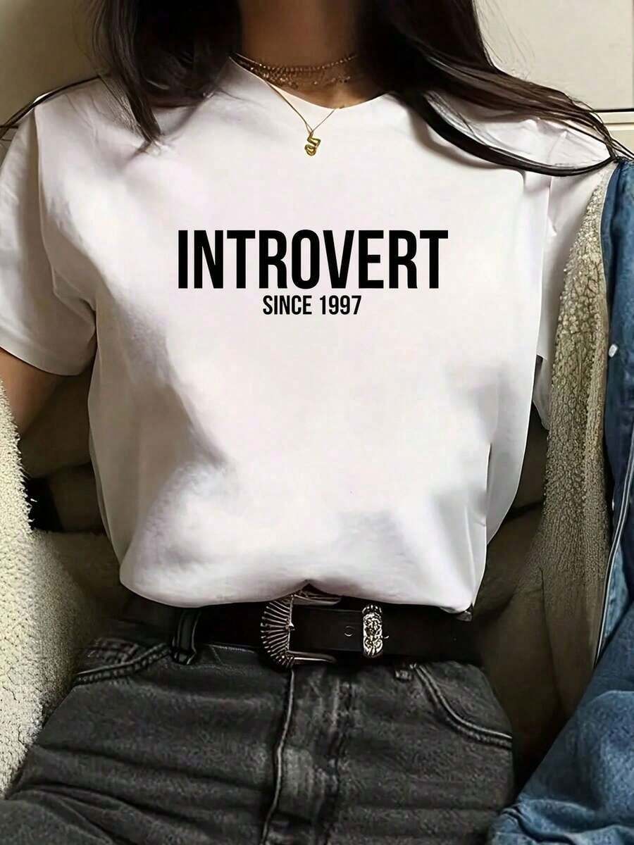 Oferta Especial Relámpago! Camiseta Casual de Manga Corta para Mujer, Estampada con "Introvertida Desde 50.72 Metros" - 100% Ligera (180 Gramos/Metro Cuadrado), Corte Holgado, Lavable a Máquina, Blanca con Letras Negras, Ropa Casual |   Camisa de corte holgado |   Ropa de Verano Fresca para Mujer en Tejido de Punto - Blanco - Ver 1