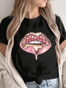 Una camiseta de manga corta, ligera y duradera, con un llamativo diseño de estampado de labios, es perfecta para salidas informales en casa, en cafeterías o en eventos. Tiene un patrón artístico único y viene en tonos rosados. 180g 100% Algodón - Negro - Ver 1