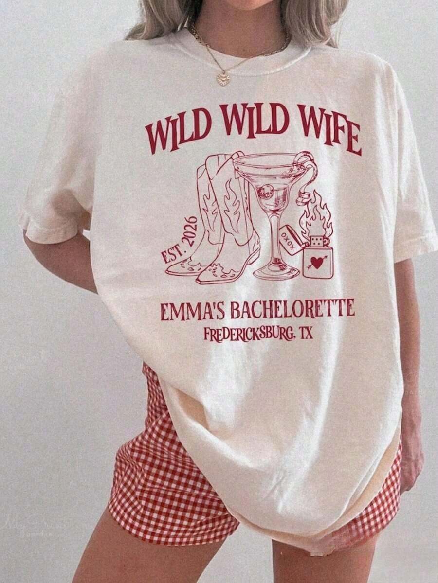 Camisetas Premium Casuales Unisex Lindas, 1 pieza de Camisetas Personalizadas para Despedida de Soltera "Wild Wild Wife Cowgirl", Merch de Cherry Margarita Bach, Camisetas Personalizadas para Fiesta Nupcial en Nashville, Texas, Austin, Regalo Personalizado para el Día de San Valentín/Compromiso/Boda/Festividades/Vida Diaria - Blanco - Ver 1