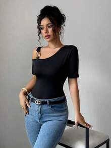 Camiseta de manga corta ajustada con hombros descubiertos y detalles de hebilla metálica para mujer. De diseño elegante y sencillo, se puede combinar con vaqueros, pantalones o faldas, ideal para diversas ocasiones. - Negro - Ver 5