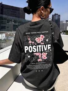 Camiseta de manga corta para mujer con estampado de flores de cerezo y texto "POSITIVE", cuello redondo, para uso diario, salidas casuales y actividades al aire libre, fabricada en poliéster, estilo positivo y casual, ideal para primavera y verano, Envío nacional en México - Gris Oscuro - Ver 2