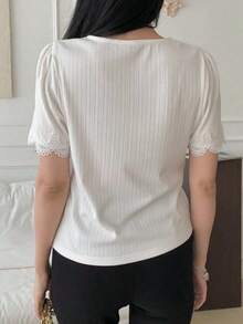 Camiseta básica de mujer de cuello redondo con ajuste holgado y puños con ribete de encaje, apta para verano y uso casual de oficina - Blanco - Ver 7