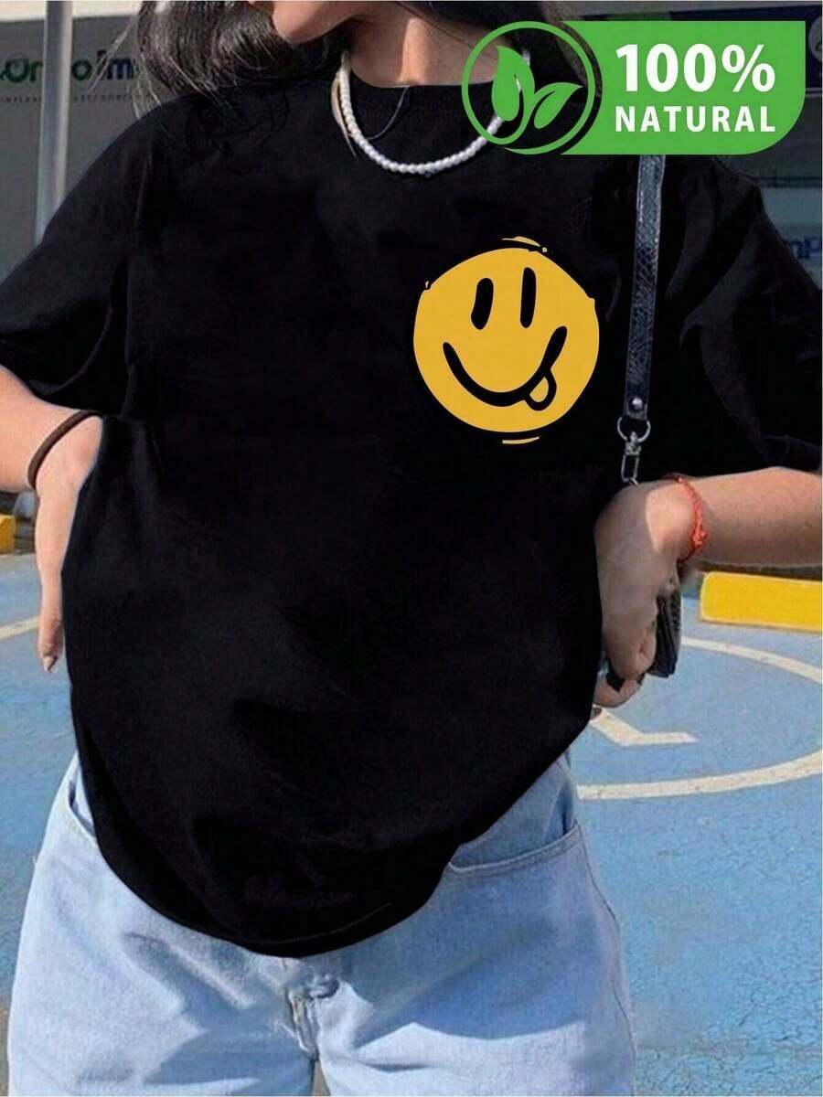Playera negra con estampado de sonrisa amarilla estilo urbano casual para mujer diseño moderno moda mexicana camiseta cómoda y versátil ideal para cualquier ocasión llena de actitud energía positiva estilo único un básico imprescindible en tu guardarropa - Negro - Ver 1