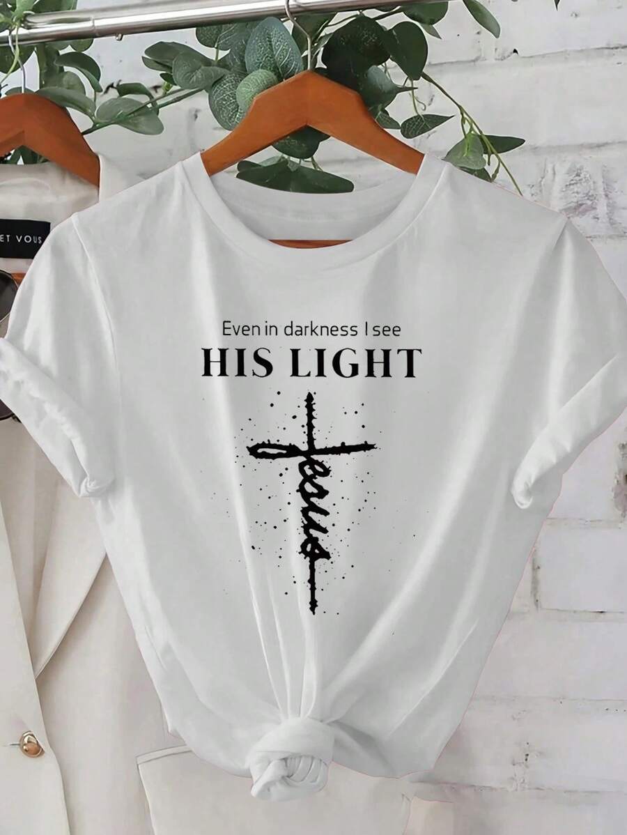 SimplicityAndVersatileDesign Camiseta de Mujer Rosa Brillante con Diseño Cristiano - "Incluso en la oscuridad, él puede ver la luz" y diseño de cruz, camiseta casual de manga corta con cuello redondo para verano, lavable a máquina, adecuada para vacaciones, deportes y uso casual, ropa de vacaciones, camiseta de algodón con diseño de cruz llamativo. - Blanco - Ver 1