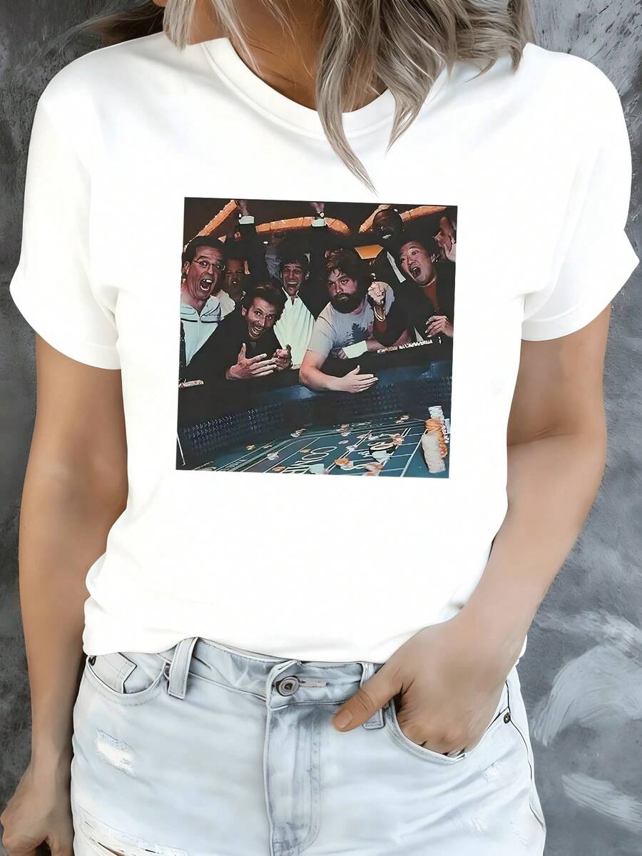 Escena animada de personas celebrando en una mesa de juego iluminada que transmite energía y movimiento camiseta de mujer casual moderna cómoda para uso diario - Blanco - Ver 1