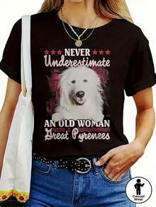 Camiseta única y divertida para amantes de los perros con el mensaje Nunca subestimes a una mujer mayor con grandes Pirineos un estilo y2k que destaca tu personalidad y amor por tu mascota ideal para cualquier ocasión y lucir fresca en este verano - Negro - Ver 1