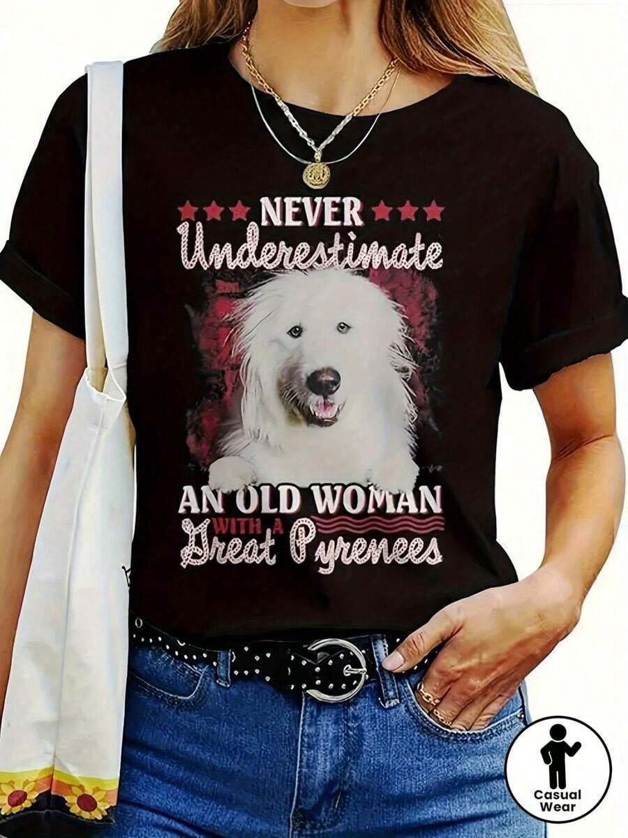 Camiseta única y divertida para amantes de los perros con el mensaje Nunca subestimes a una mujer mayor con grandes Pirineos un estilo y2k que destaca tu personalidad y amor por tu mascota ideal para cualquier ocasión y lucir fresca en este verano - Negro - Ver 1