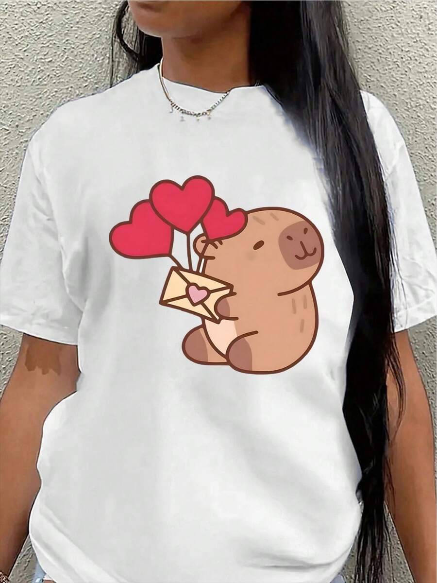 Camiseta de manga corta de poliéster, estampada con un lindo cerdito sosteniendo un corazón y patrones de letras, ligera y duradera, adecuada para uso casual en casa o en una cafetería, ofreciendo tanto comodidad diaria como estilo. - Blanco - Ver 1
