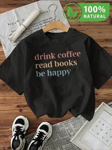 Camiseta de  estilo casual con diseño inspirador de frases en colores vibrantes - Ideal para amantes del café y la lectura - T-shirt cómoda para uso diario y looks relajados de  en México - Negro - Ver 1