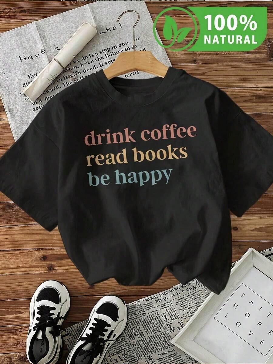 Camiseta de estilo casual con diseño inspirador de frases en colores vibrantes - Ideal para amantes del café y la lectura - T-shirt cómoda para uso diario y looks relajados de en México - Negro - Ver 1
